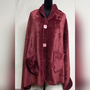 Ezrallora Ultra Soft Sherpa-Lined Cape Shawl with Pockets - Burgundy/Maroon